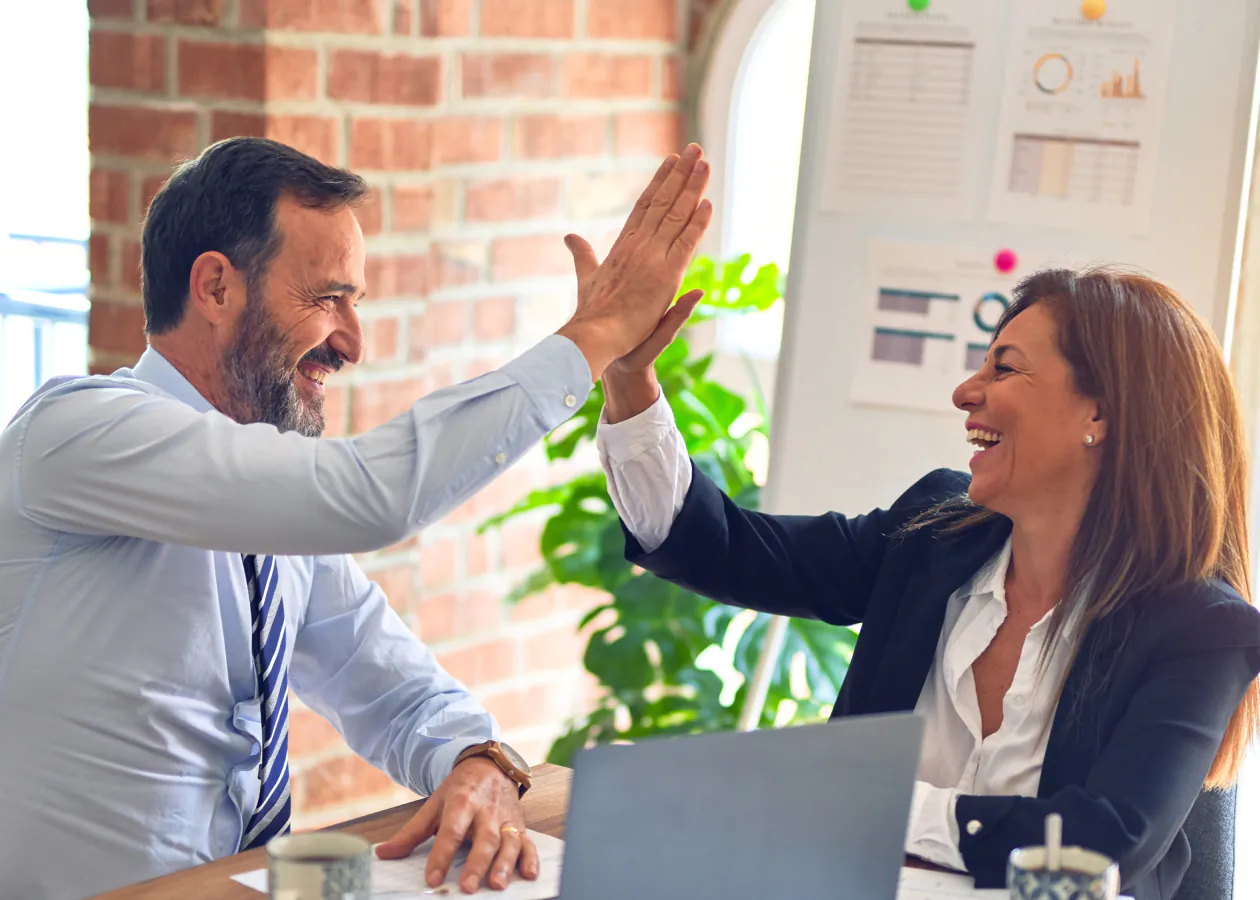 Profesionales colaborando en una reunión empresarial