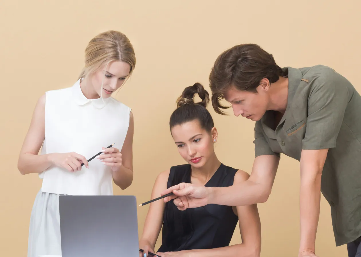 Equipo analizando información estratégica